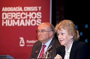 Los ponentes de la mesa “Crisis y Derechos Humanos en España” apuestan por la movilización social para defender el Estado de Derecho