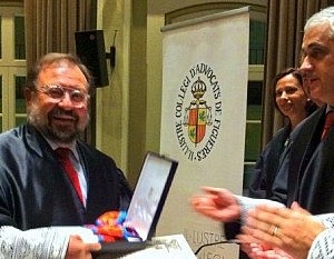 El ex decano del Colegio de Abogados de Figueres, Jaume Torrent, recibe la Cruz de San Raimundo de Peñafort
