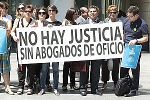 Más de un centenar de abogados valencianos se concentran contra la reforma de la Ley de Asistencia Jurídica Gratuita