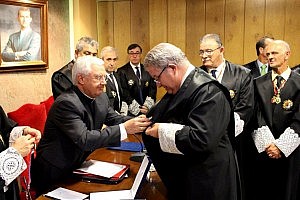 Javier Carazo recibe la Cruz de Primera Clase de San Raimundo de Peñafort y la Medalla al Mérito Colegial