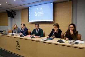 MESA 1- “Por la paridad de género en la Administración de Justicia”: De izda. a dcha.: Sonia Nuez, magistrada del Tribunal Superior de Justicia de Madrid; Pedro Jiménez, redactor jefe de la Cadena Ser; Enrique Alberto Maya, letrado de la Administración de Justicia; Argelia Queralt, vocal del Consejo General del Poder Judicial y Verónica Ollé, directora general para el Servicio Público de Justicia