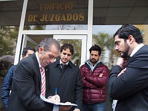 El Colegio de Abogados de Málaga inicia en Torremolinos una campaña de recogida de firmas para exigir una sede judicial digna