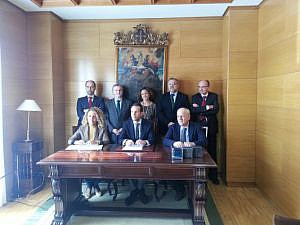 El decano del ICA Oviedo y la presidenta del Grupo Hunosa firman un convenio para instalar desfibriladores en la sede colegial