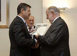Enrique Valdés, ex decano del Colegio de Oviedo, recibe la condecoración de San Raimundo de Peñafort