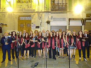 El Coro del Colegio de Alicante actúa por primera vez en la Ofrenda de las Flores de las Hogueras de Alicante