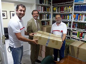 El Colegio de Abogados de Málaga dona a Cruz Roja más de 400 piezas de ropa nueva para personas que llegan en pateras