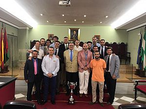 El equipo de fútbol del Colegio de Granada entrega la copa del VII Mundial para Juristas a la institución