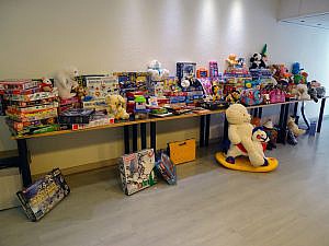 El Colegio de Alicante entrega juguetes donados por los compañeros a diferentes asociaciones