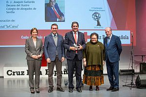 Cruz Roja premia al decano del Colegio de Abogados de Sevilla, José Joaquín Gallardo