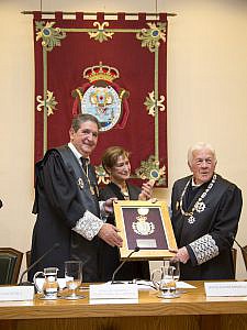 Entrega de la Medalla de Honor al decano del Colegio de Abogados de Huelva, Juan José Domínguez Jiménez