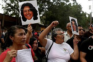 Más de 15 organizaciones reclaman justicia real para Berta Cáceres en la embajada de Honduras