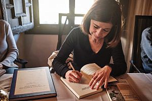 La escritora Marta Orriols, ganadora del Premio Òmnium de novela, invitada del club de lectura del Colegio de la Abogacía de Tarragona