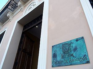 El Colegio de Abogados de Málaga inicia el proceso para que 1.850 letrados del turno de oficio puedan reclamar casi tres millones de euros al Gobierno andaluz