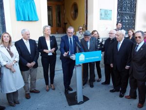 El Colegio de Abogados de Málaga homenajea a Fernando García Guerrero-Strachan colocando una placa conmemorativa en la fachada de su sede