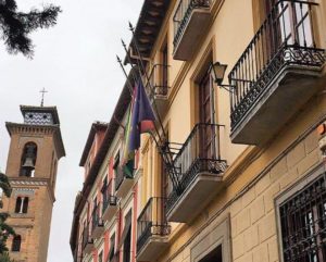 Las banderas del Colegio de Abogados de Granada ondean a media asta en señal de luto por los fallecidos a causa del Covid-19