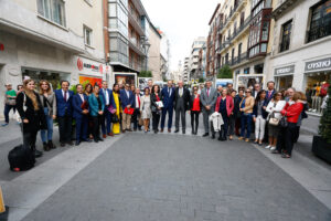La calle Santiago de Valladolid acoge la exposición ‘Iguales en derechos. Abogacía por la igualdad’
