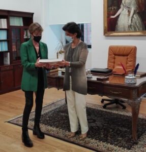 La presidenta del Consejo General de la Abogacía entrega la Memoria 2019 de la institución a la presidenta del Tribunal de Cuentas