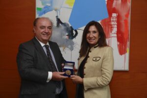 Auxiliadora Borja recibe la medalla de la Unión Internacional de Abogados