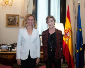 La presidenta del Congreso de los Diputados recibe la Memoria Anual 2021 de la Abogacía Española