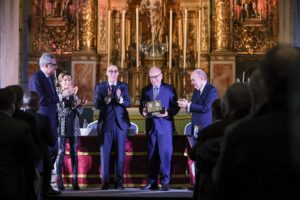 Alfonso Guerra recibe el Premio Pérez-Llorca del Colegio de Cádiz por su defensa de la Constitución