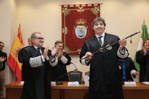 Óscar Fernández pide dignificar la profesión en su primer día como nuevo decano de Sevilla