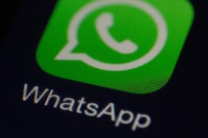 Mujer condenada a un año de cárcel por compartir por WhatsApp una conversación entre su marido y sus hijos