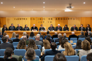 Antonio Bernal toma posesión como nuevo decano de los abogados de Huelva