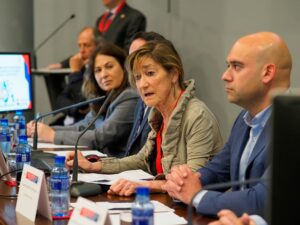 Foto mesa presidencial. En el medio, Victoria Ortega, presidenta de la Abogacía Española