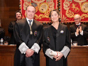 La presidenta de la Abogacía Española, Victoria Ortega, recibe la Cruz de San Ivo del Colegio de Abogados de Zaragoza