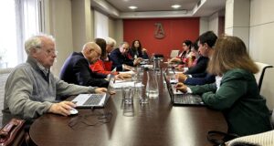 Parte izquierda de la mesa: África Calleja, vicepresidenta de ALTODO; Esperanza Marcos, tesorera de ALTODO; Eugenio Ribón, vicepresidente del Consejo General de la Abogacía Española y decano del Colegio de la Abogacía de Madrid; Salvador González, presidente de la Abogacía Española; María José Almodóvar, y Carlos Navarro y Jaume García, representantes de la Plataforma Pasarela al Reta. Parte derecha de la mesa: Nuria Cachafeiro, presidenta de la Asociación Nacional de Afectados por la Mutualidad de la Abogacía (ANAMA); Raquel Rico, miembro de Junta de ANAMA; Montserrat Domeneque, delegada en Madrid de ANAMA; Ignacio Gally, presidente de la Comisión de Previsión Social de la Abogacía Española; Borja Vargues, secretario general técnico de la Abogacía Española, y Virginia de la Cruz, presidenta de ALTODO.