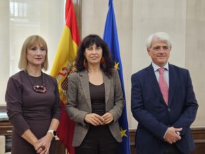 De izq. a der.: Marga Cerro, presidenta de la Comisión de Igualdad del Consejo General de la Abogacía Española; Ana Redondo, ministra de Igualdad, y Salvador González, presidente de la Abogacía Española.