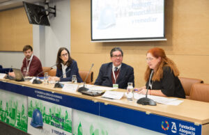 De izda. a dcha.: Alejandro García, consejero político del Grupo S&D en el Parlamento Europeo; Amaya Acero, coordinadora de la Plataforma por Empresas Responsables; Carlos Fernández, catedrático de derecho internacional público y miembro del Comité de Derechos Humanos de Naciones Unidas y Blanca Ramos, consejera del Consejo General de la Abogacía Española y decana del Colegio de Abogados de Pamplona.