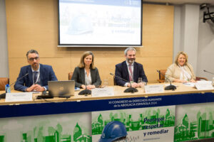 De izq. a dcha.: Víctor Pascual, profesor en ICADE y Ana Higuera, directora de la Fundación Fernando Pombo y profesora del Derecho del Trabajo; José Alberto Navarro, socio de Uría y patrono de la Fundación Profesor Uría; y Filomena Peláez, consejera de la Abogacía Española y presidenta del Grupo de Trabajo de Discapacidad.