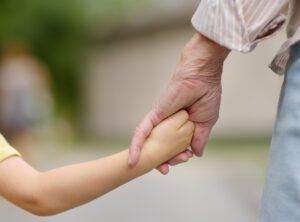 thumbnail-Reconocen el derecho de una abuela a adaptar su jornada para cuidar a su nieta