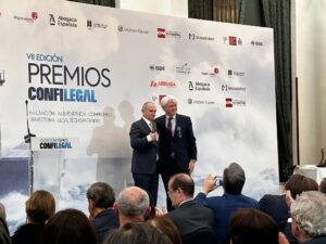 thumbnail-Jesús M. Sánchez recibe el Premio Confilegal 2024 al Compromiso